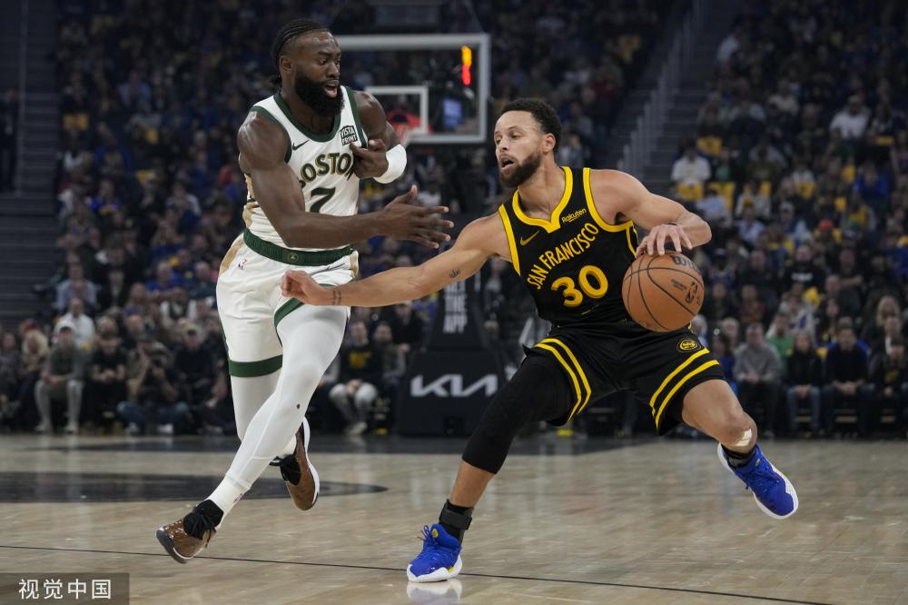 邮报：英超群星亮相PFA颁奖典礼，萨拉赫成最大热门伊萨克缺席